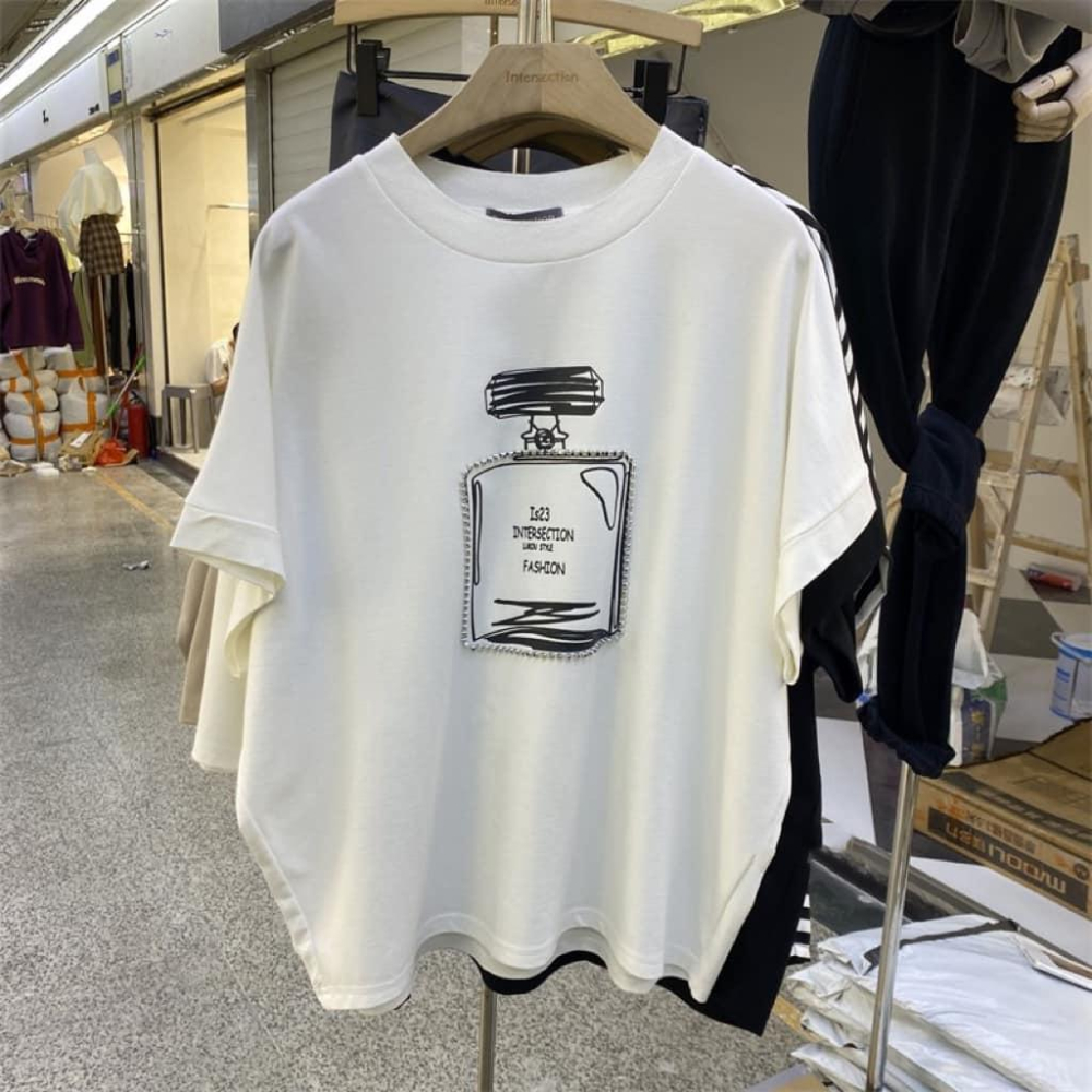 條紋現貨！⭐𝙈𝙖 𝙘𝙝𝙚𝙧𝙚⭐  春夏新品 現貨實拍 翻玩英字小香水瓶太空棉上衣-細節圖7