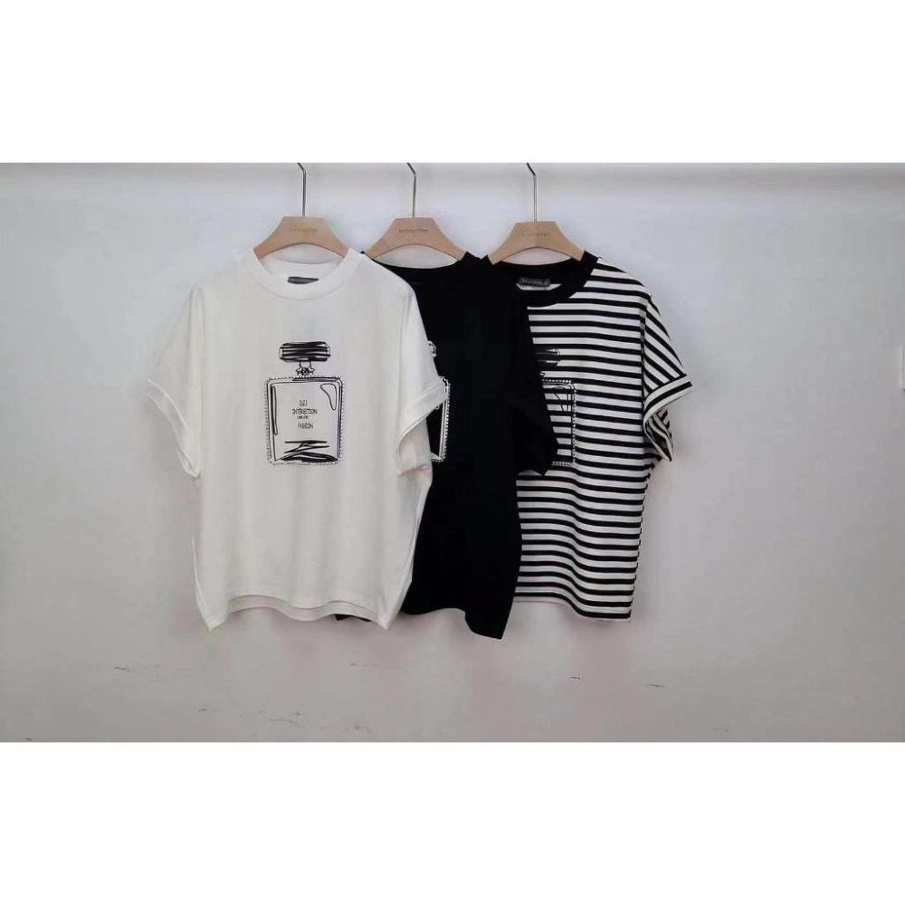 條紋現貨！⭐𝙈𝙖 𝙘𝙝𝙚𝙧𝙚⭐  春夏新品 現貨實拍 翻玩英字小香水瓶太空棉上衣-細節圖8