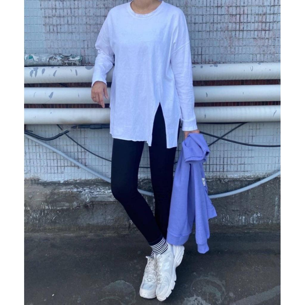 ❤️現貨❤️ 𝙈𝙖 𝙘𝙝𝙚𝙧𝙚  四季百搭 現貨實拍 正韓 搭配好幫手側開叉素T-細節圖2