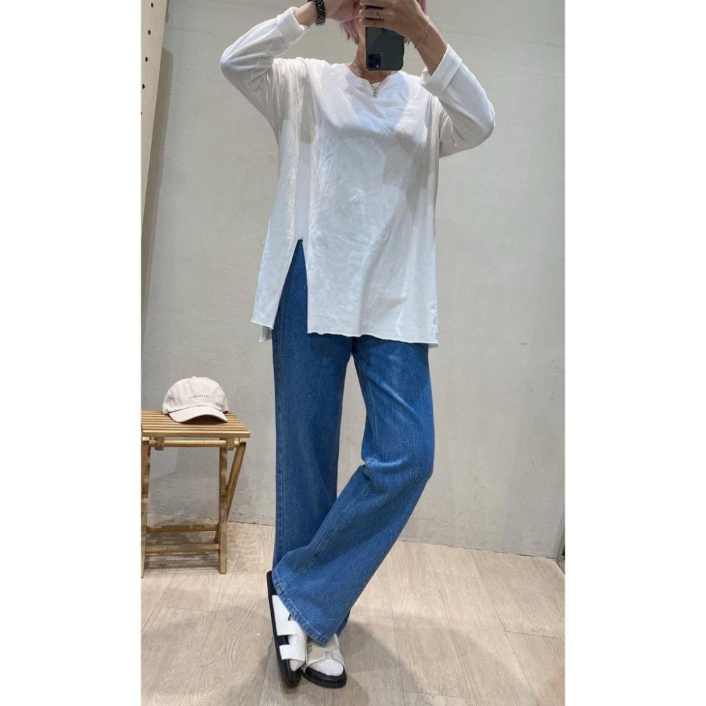 ❤️現貨❤️ 𝙈𝙖 𝙘𝙝𝙚𝙧𝙚  四季百搭 現貨實拍 正韓 搭配好幫手側開叉素T-細節圖3