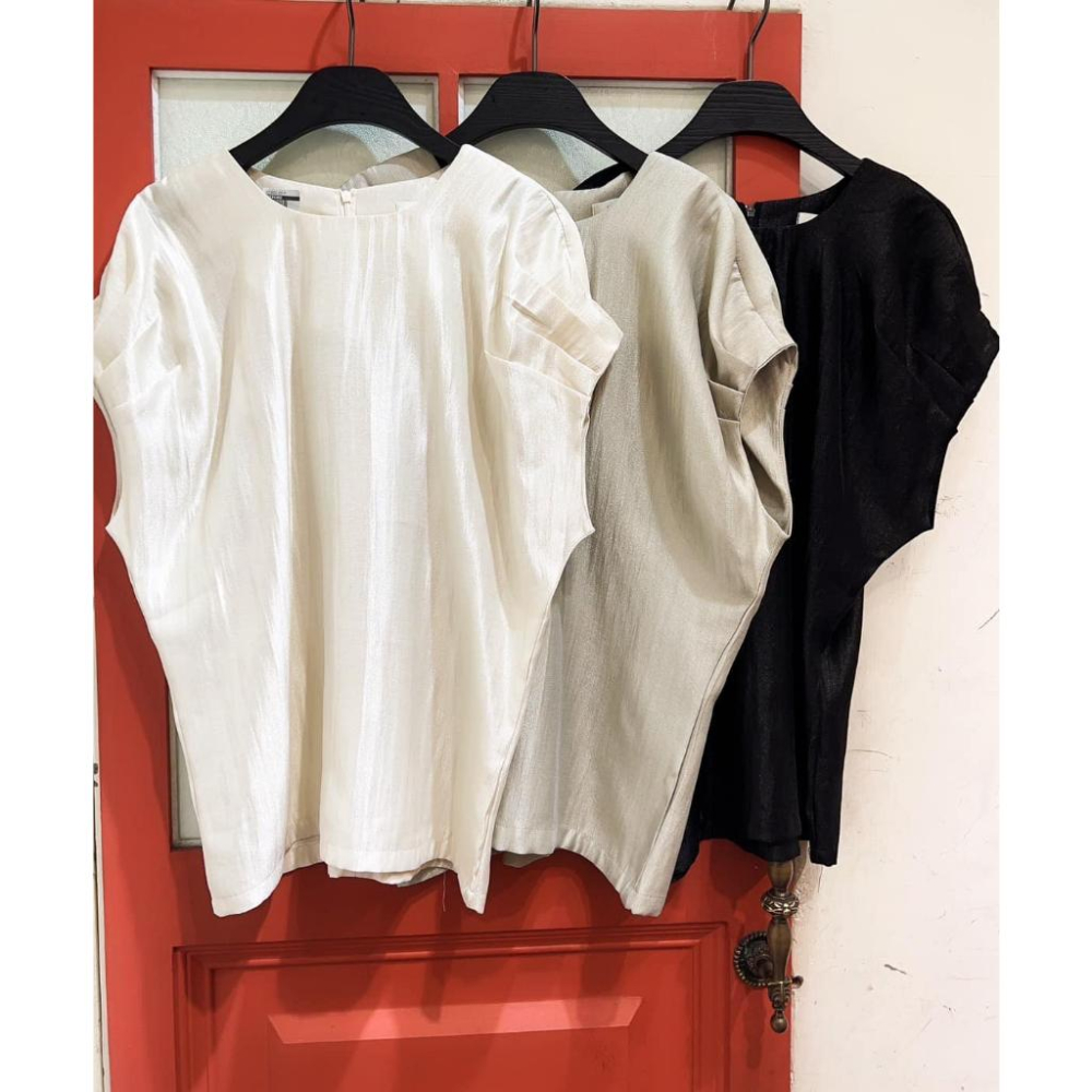 現貨！！⭐𝙈𝙖 𝙘𝙝𝙚𝙧𝙚⭐️ 現貨實拍 珠光時裝感袖打折上衣 (預購+現貨)-細節圖4