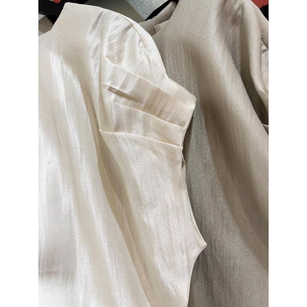 現貨！！⭐𝙈𝙖 𝙘𝙝𝙚𝙧𝙚⭐️ 現貨實拍 珠光時裝感袖打折上衣 (預購+現貨)-細節圖6