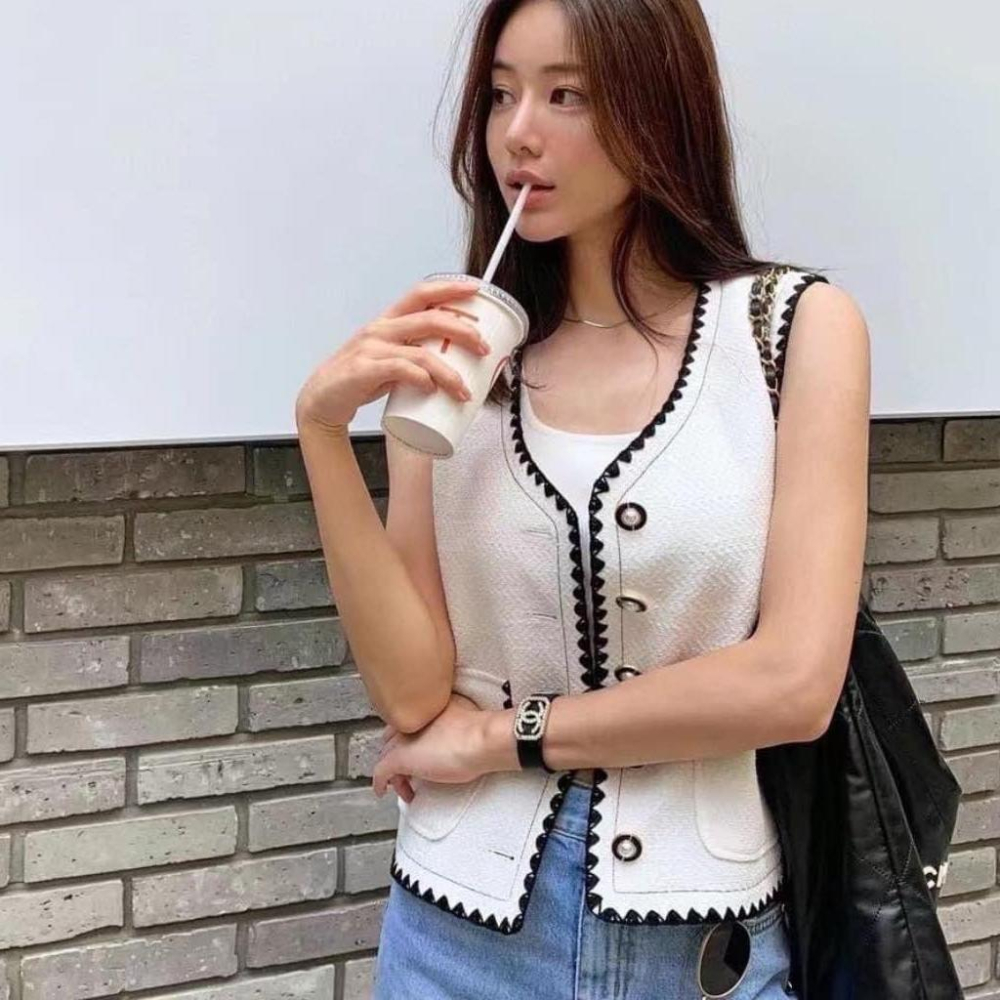⭐𝙈𝙖 𝙘𝙝𝙚𝙧𝙚⭐️ 現貨實拍 小香風滾花邊珍珠釦背心 (預購)-細節圖2