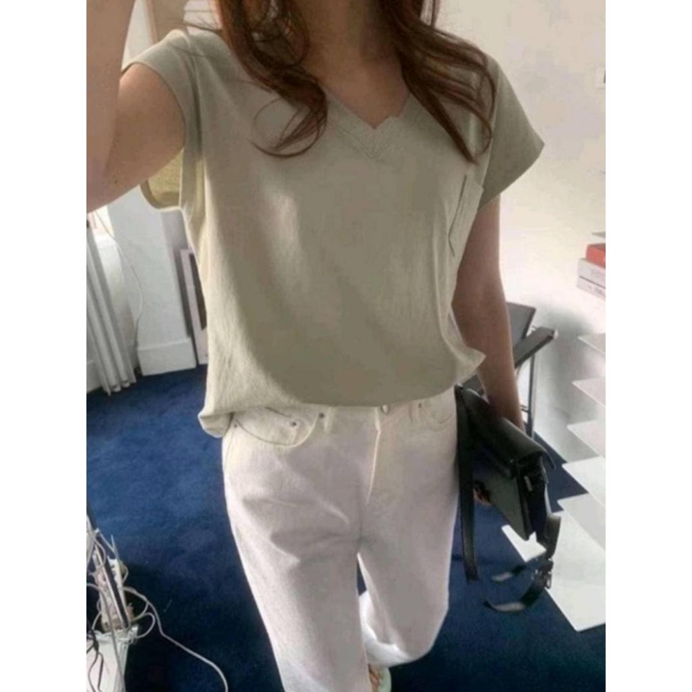 現貨！！⭐𝙈𝙖 𝙘𝙝𝙚𝙧𝙚⭐️ 現貨實拍 韓國素面V領小口袋T (預購)-細節圖3
