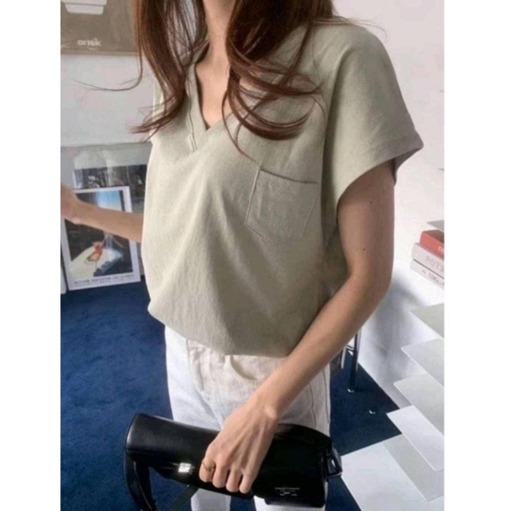 現貨！！⭐𝙈𝙖 𝙘𝙝𝙚𝙧𝙚⭐️ 現貨實拍 韓國素面V領小口袋T (預購)-細節圖4