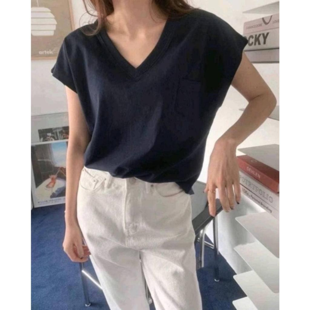 現貨！！⭐𝙈𝙖 𝙘𝙝𝙚𝙧𝙚⭐️ 現貨實拍 韓國素面V領小口袋T (預購)-細節圖5