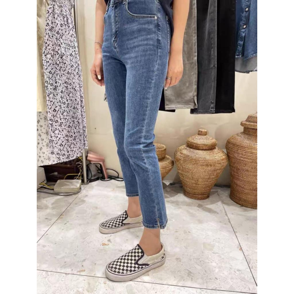 部份現貨！⭐𝙈𝙖 𝙘𝙝𝙚𝙧𝙚⭐  春夏新品 現貨實拍 小開叉9分小直筒牛仔褲 (預購)-細節圖3