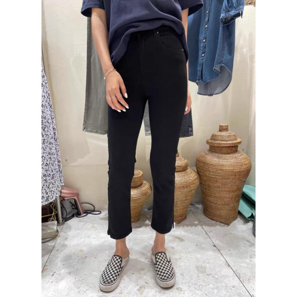 部份現貨！⭐𝙈𝙖 𝙘𝙝𝙚𝙧𝙚⭐  春夏新品 現貨實拍 小開叉9分小直筒牛仔褲 (預購)-細節圖5