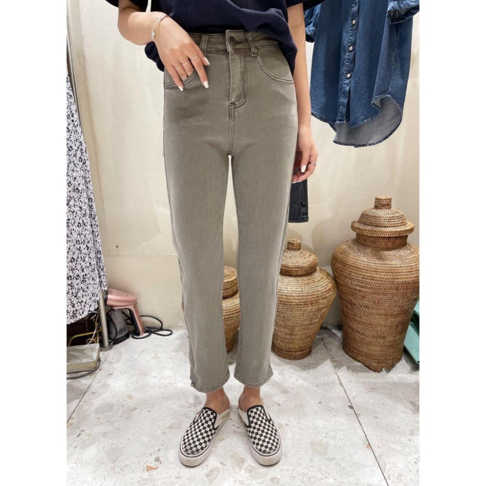 部份現貨！⭐𝙈𝙖 𝙘𝙝𝙚𝙧𝙚⭐  春夏新品 現貨實拍 小開叉9分小直筒牛仔褲 (預購)-細節圖6