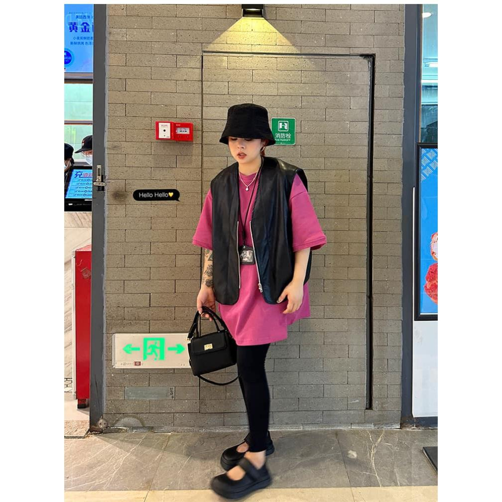 現貨！！⭐𝙈𝙖 𝙘𝙝𝙚𝙧𝙚⭐️ 現貨實拍 開襟V領BF風格皮革背心 棉花糖女孩也穿喔！(預購)-細節圖4