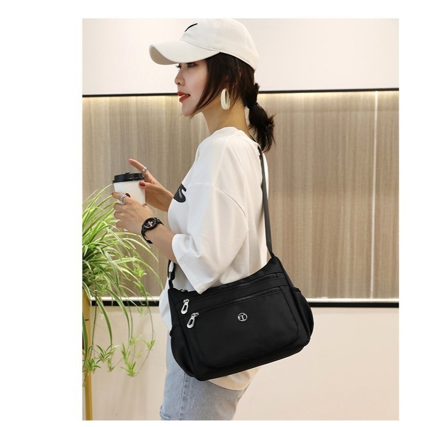 【iBoBo♡愛包包】現貨+預購 時尚媽咪輕便防潑水大容量 斜跨包  單肩包-細節圖4