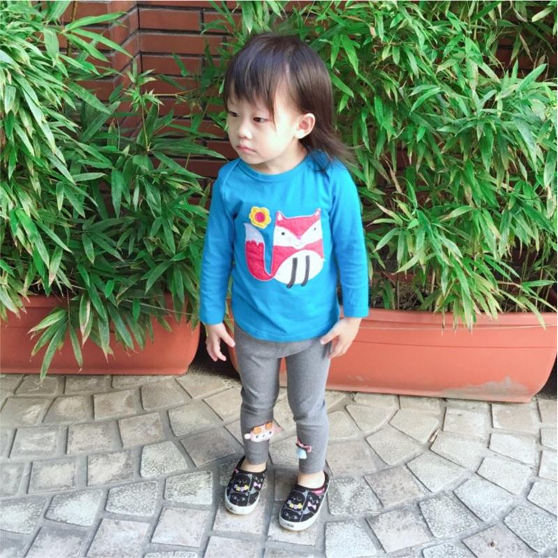 [現貨]歐美風女寶長袖貼布繡花精緻休閒上衣-細節圖8