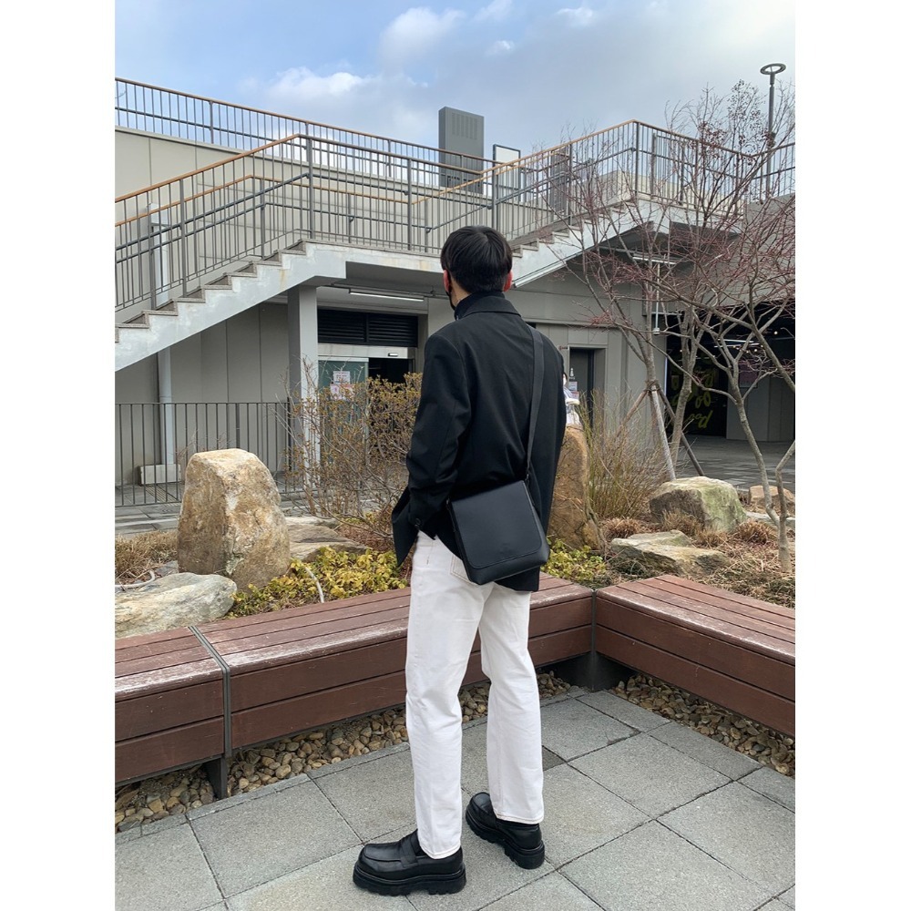 VOS AMO韓國嚴選單品-韓國製熱銷新款經典黑皮革掀蓋斜背包-細節圖2