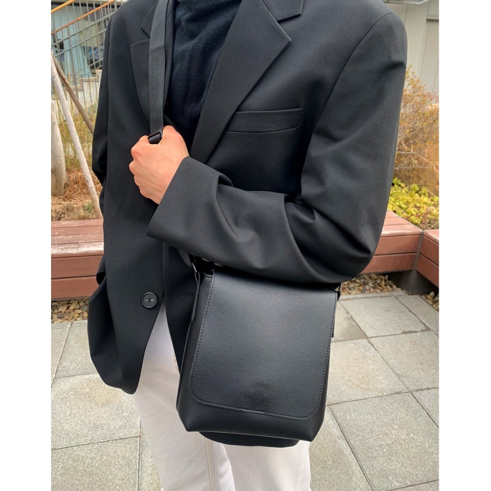 VOS AMO韓國嚴選單品-韓國製熱銷新款經典黑皮革掀蓋斜背包-細節圖3