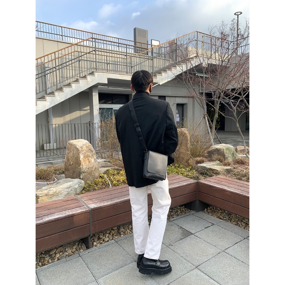 VOS AMO韓國嚴選單品-韓國製熱銷新款經典黑皮革掀蓋斜背包-細節圖4