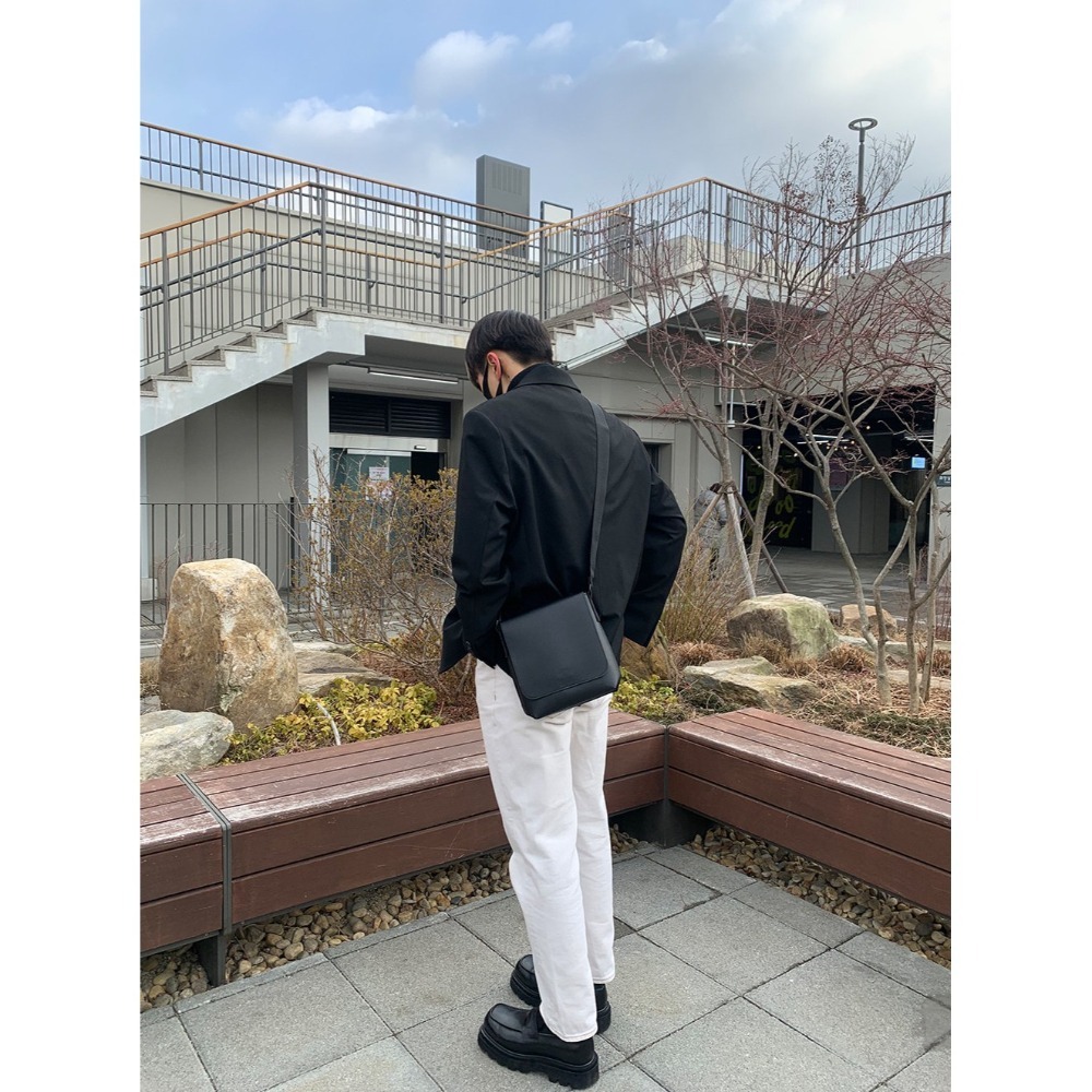 VOS AMO韓國嚴選單品-韓國製熱銷新款經典黑皮革掀蓋斜背包-細節圖5