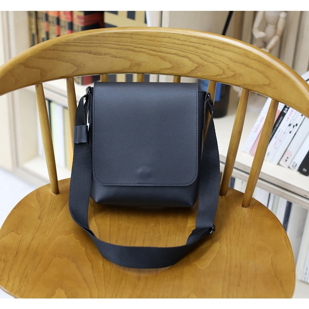VOS AMO韓國嚴選單品-韓國製熱銷新款經典黑皮革掀蓋斜背包-細節圖6
