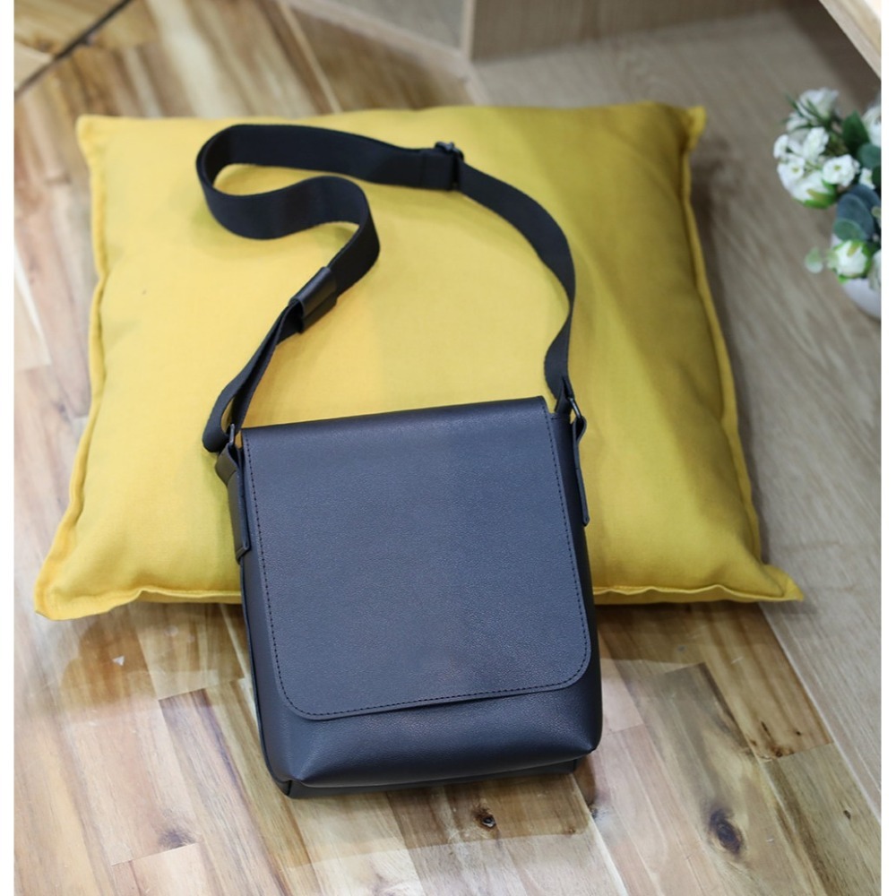 VOS AMO韓國嚴選單品-韓國製熱銷新款經典黑皮革掀蓋斜背包-細節圖7