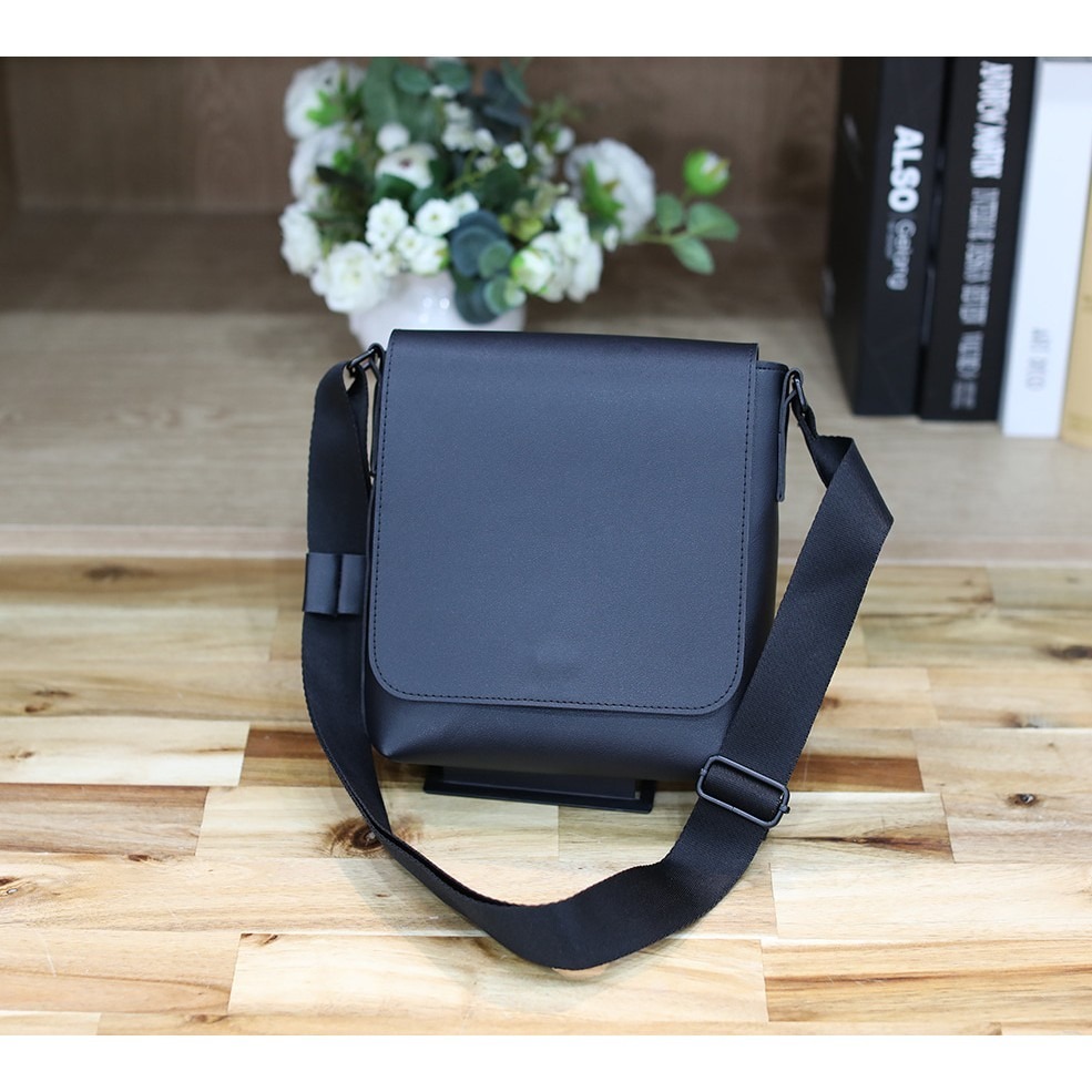 VOS AMO韓國嚴選單品-韓國製熱銷新款經典黑皮革掀蓋斜背包-細節圖8