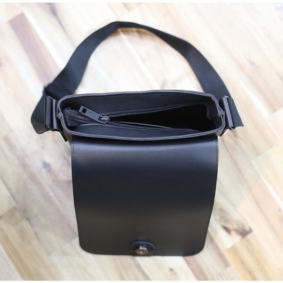 VOS AMO韓國嚴選單品-韓國製熱銷新款經典黑皮革掀蓋斜背包-細節圖10