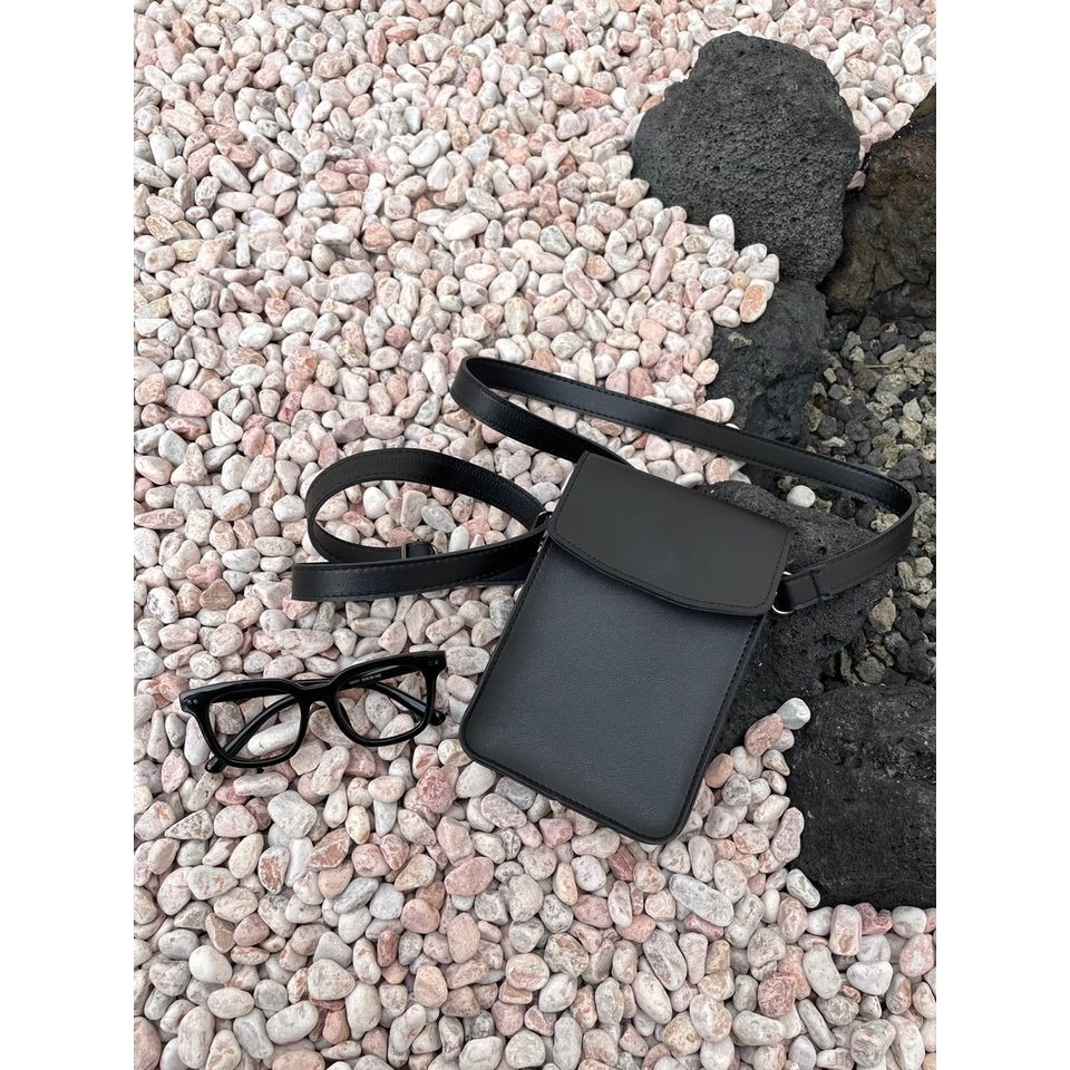 VOS AMO韓國嚴選單品-韓國製熱銷款皮革全黑翻蓋迷你斜背包-細節圖11