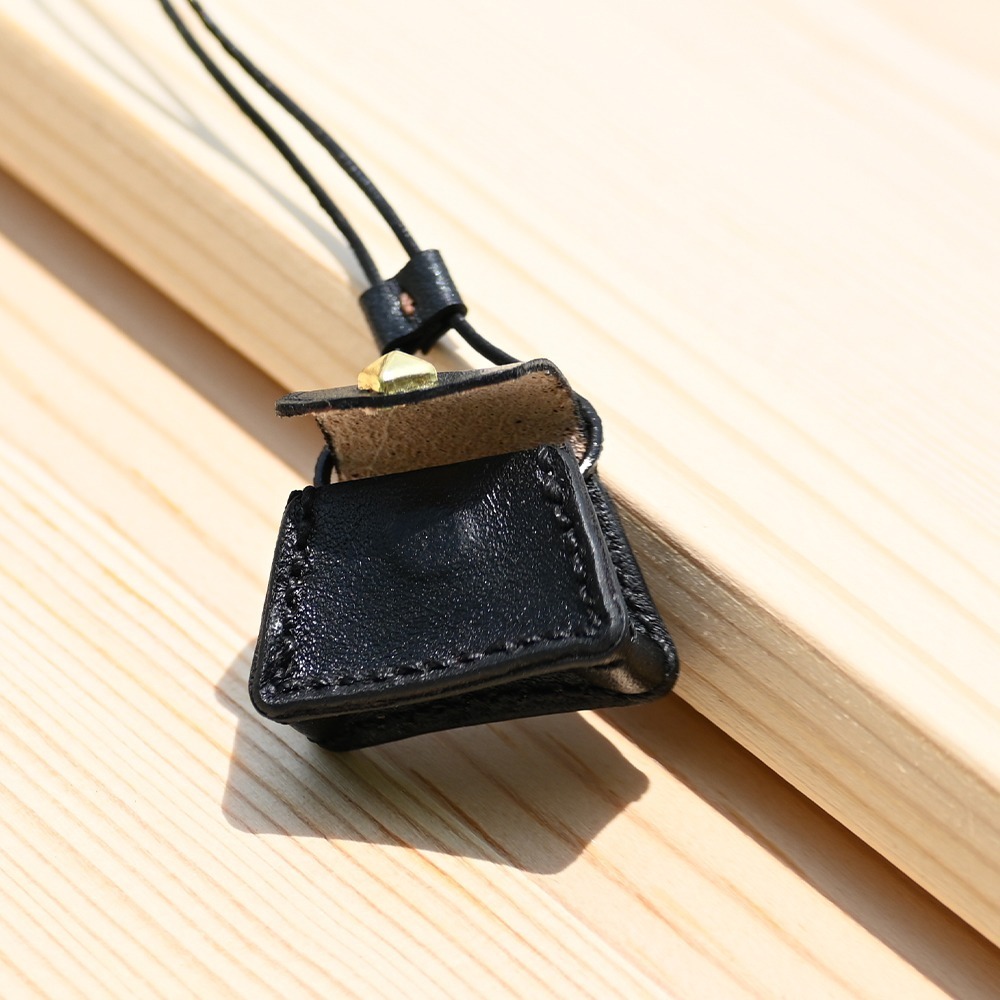 原創∆鉚釘素革斜背包∆(需預購)-細節圖5