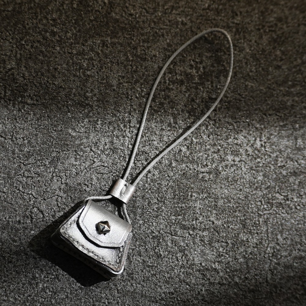 原創∆鉚釘素革斜背包∆(需預購)-細節圖4