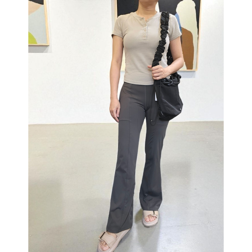 lululemon 尼龍摺飾細節斜背包 黑色-細節圖3