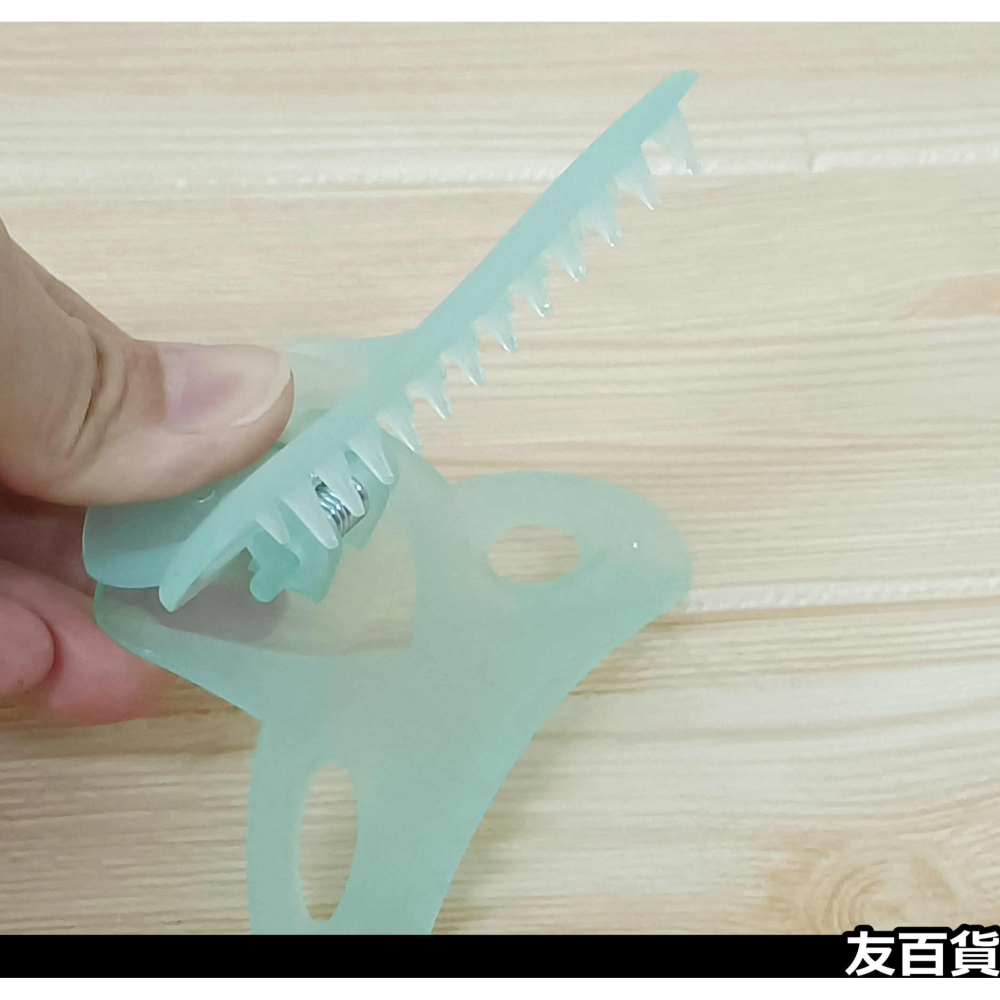 《友百貨》台灣製 新香香髮夾 鯊魚夾 (2入/包) 大髮夾 美髮夾 大嘴夾 盤髮夾 沐浴髮夾 美髮用品 顏色隨機出貨-細節圖4