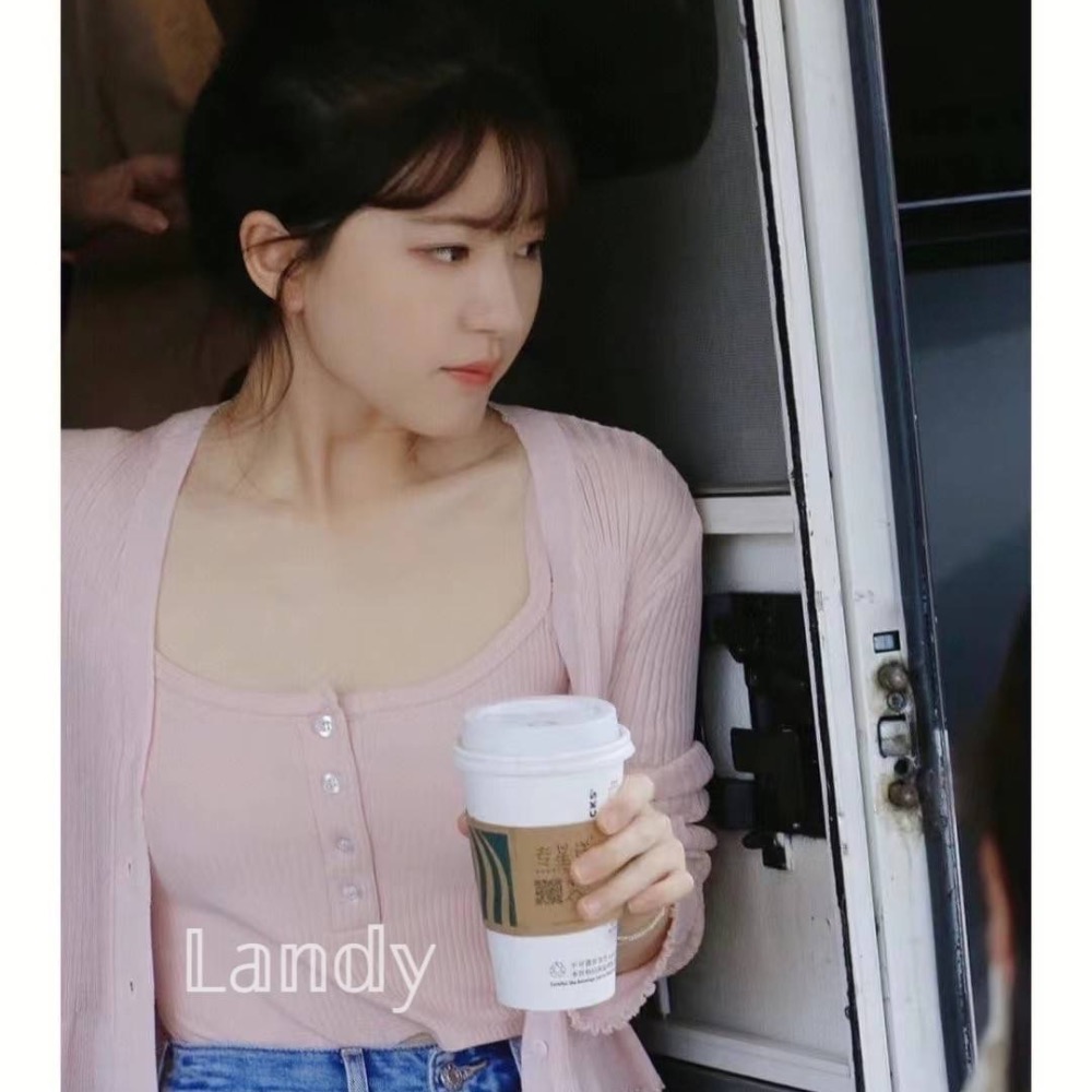 ღ 𝕃𝕒𝕟𝕕𝕪 ღ ｛預購｝偷偷藏不住趙露思桑稚同款 粉色針織外套背心小吊帶早秋套裝 約會必備-細節圖6