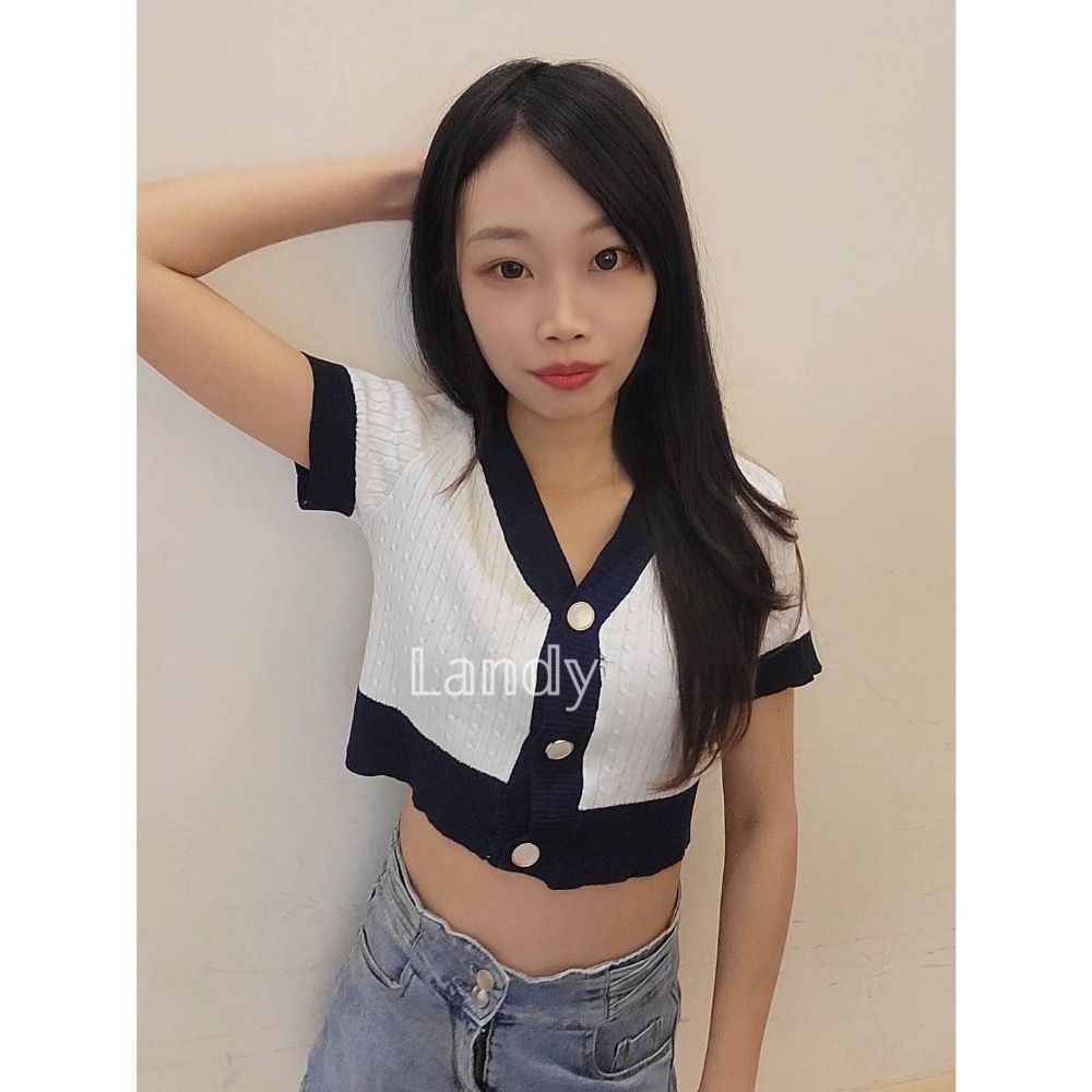 ღ 𝕃𝕒𝕟𝕕𝕪 ღ ｛預購｝V領針織短袖 韓系設計感 2023流行款  潮流洋氣減齡-細節圖3