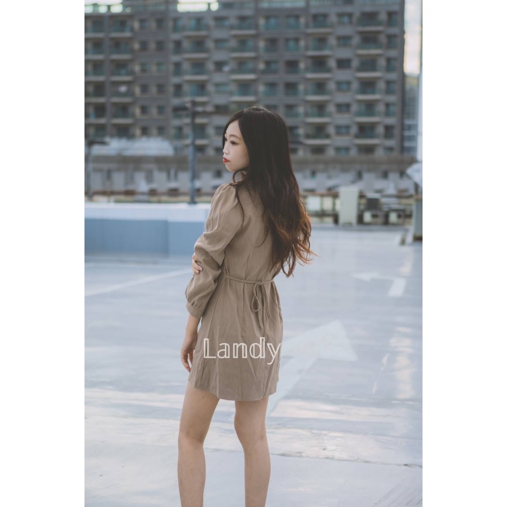 ღ 𝕃𝕒𝕟𝕕𝕪 ღ ｛現貨｝早秋連身裙法式休閒收腰顯瘦設計感百搭洋裝-細節圖3