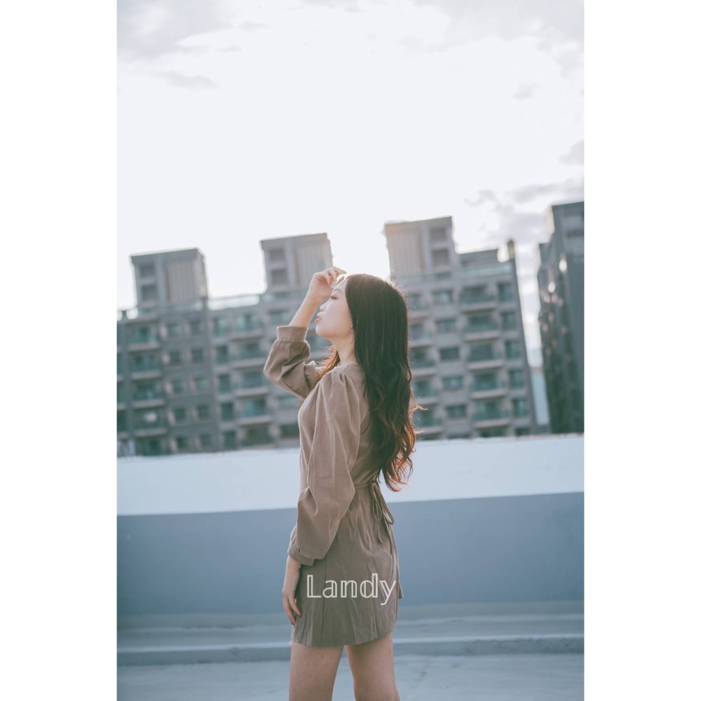 ღ 𝕃𝕒𝕟𝕕𝕪 ღ ｛現貨｝早秋連身裙法式休閒收腰顯瘦設計感百搭洋裝-細節圖4
