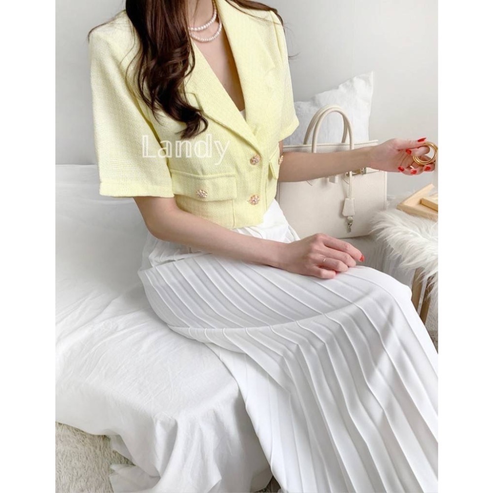 ღ 𝕃𝕒𝕟𝕕𝕪 ღ ｛現貨｝#025 韓系夏季新款氣質西裝領寬鬆珍珠鈕扣雙口袋 短款外套-細節圖4