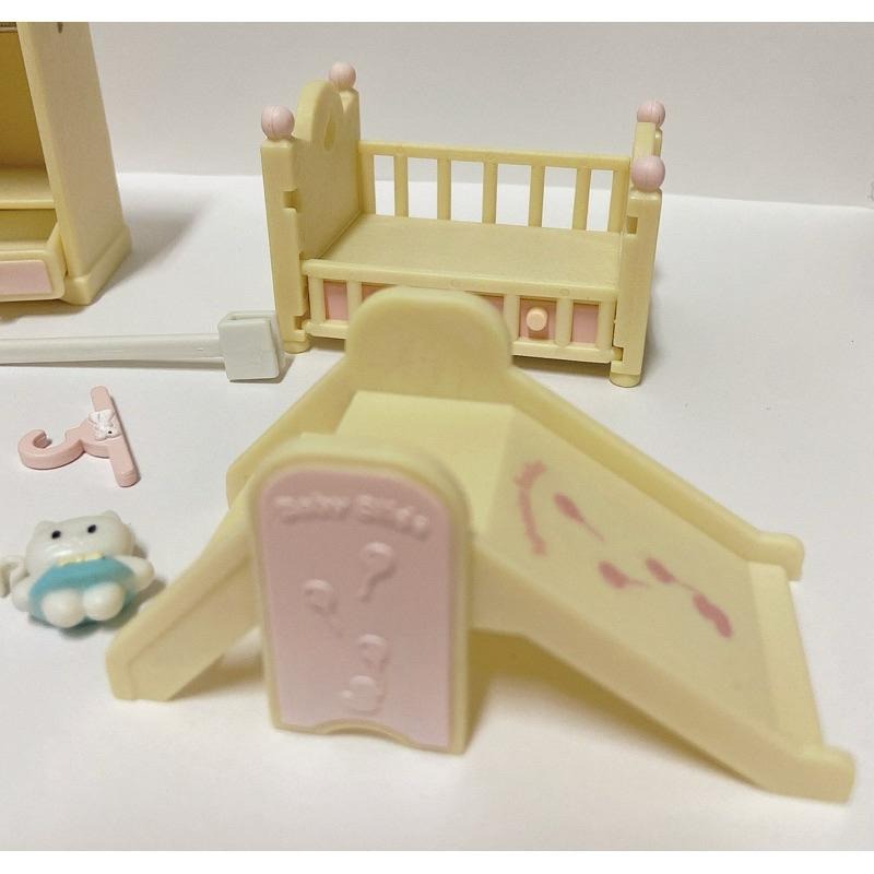 全新 絕版 森林家族 粉紅嬰兒房 寶寶 臥室 粉紅臥室 收藏 嬰兒 溜滑梯 衣櫃 嬰兒床 餐桌 寶寶椅 寶寶玩具 收藏-細節圖5