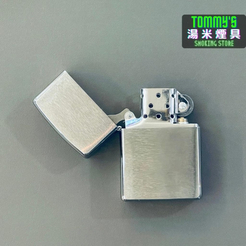 『實體店面🏠』美國 Zippo 打火機套裝『鍍鉻拉絲紋』”打火機+小油+打火石“ 型號200『湯米煙具』-細節圖4