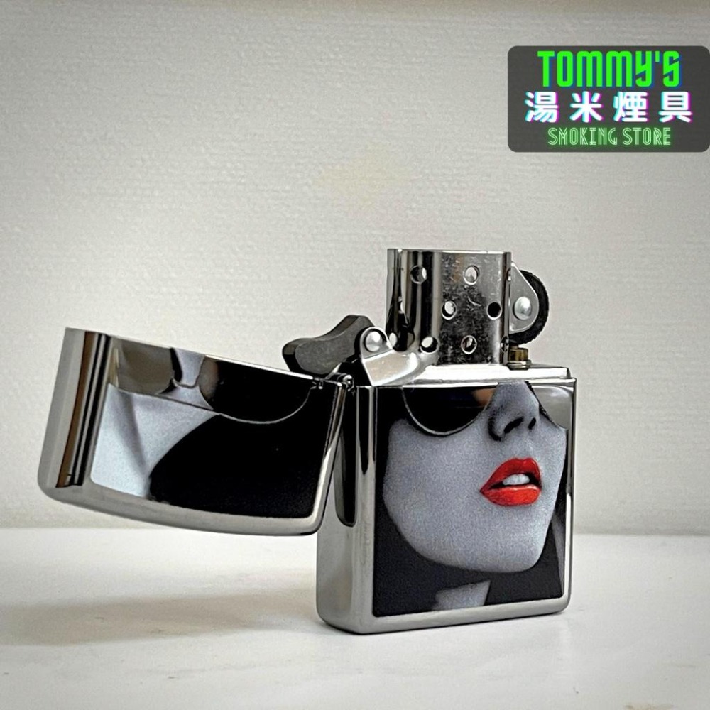 『實體店面🏠』正品 美國 ZIPPO 打火機『墨鏡女郎』鍍鉻鏡面拋光『型號28274』-細節圖2