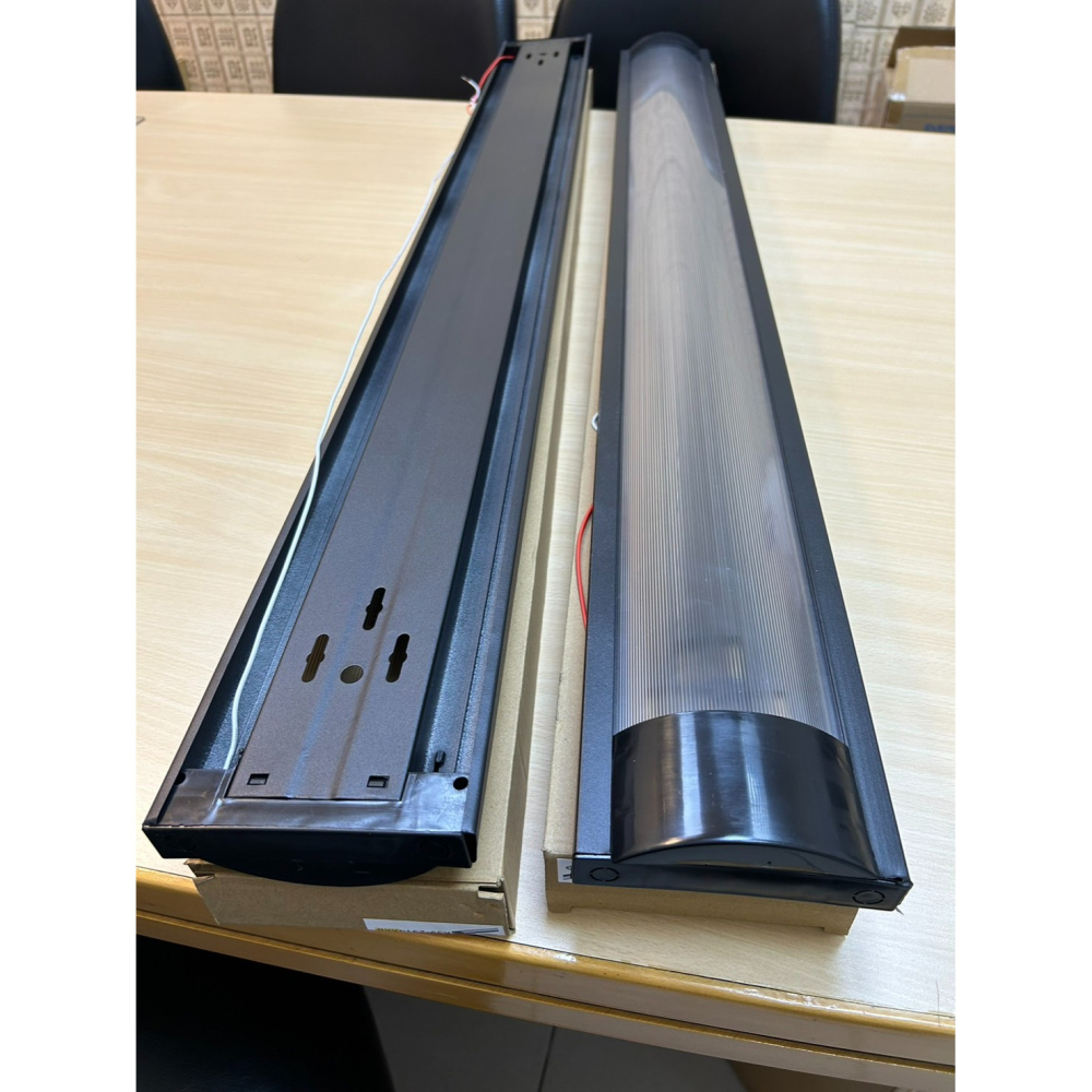 含稅 KAOS LED 弧形 T8 燈管式燈具 4尺 單管/雙管 白殼/黑殼 可換燈管 長形燈具 辦公室燈 吸頂式-細節圖7