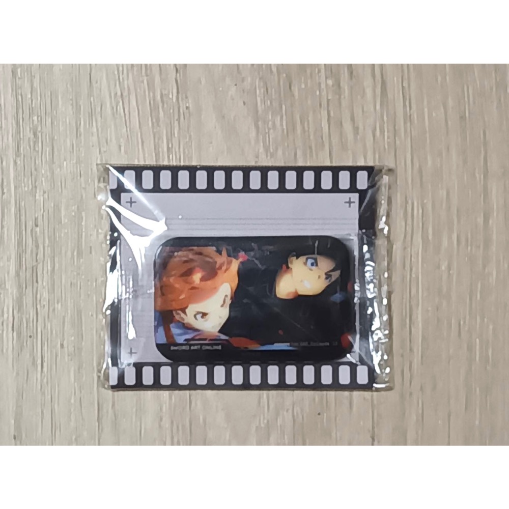 【小龍便宜公仔】全新 正版 動漫 週邊 刀劍神域 桐人 亞絲娜 SAO 場景 徽章-細節圖2