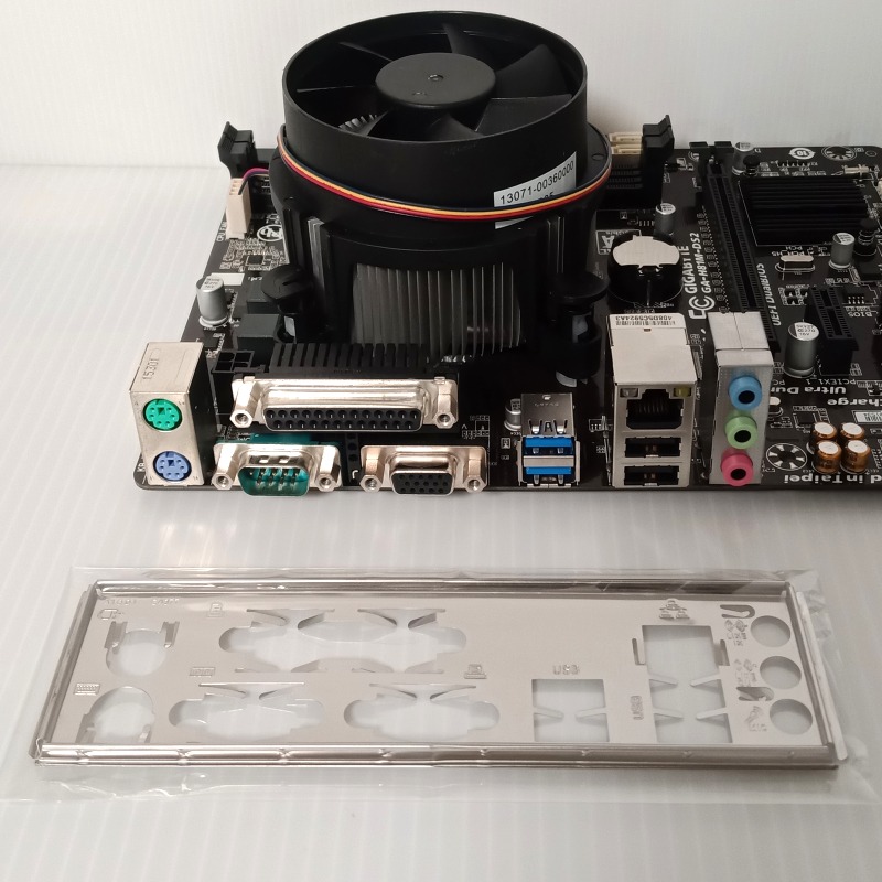 1150腳位 實體拍攝 GIGABYTE GA-H81M-DS2 + E3-1231 V3 + 高效能散熱器/附檔板-細節圖3