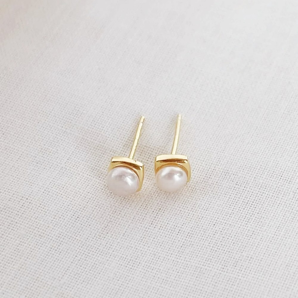 【A&R】S999純銀韓系氣質淡水珍珠方形耳針款耳環 兩色任選(附矽膠耳扣 抗過敏 養耳洞 生日 情人節 禮物)-規格圖7