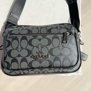 Elias Crossbody 邮差相机包 肩带可拆卸 可调节  经典老花logo  简约大气的款式 经典的碳黑色-細節圖3