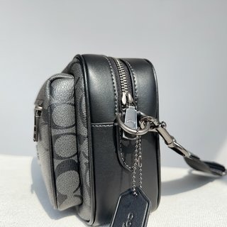 Elias Crossbody 邮差相机包 肩带可拆卸 可调节  经典老花logo  简约大气的款式 经典的碳黑色-細節圖8