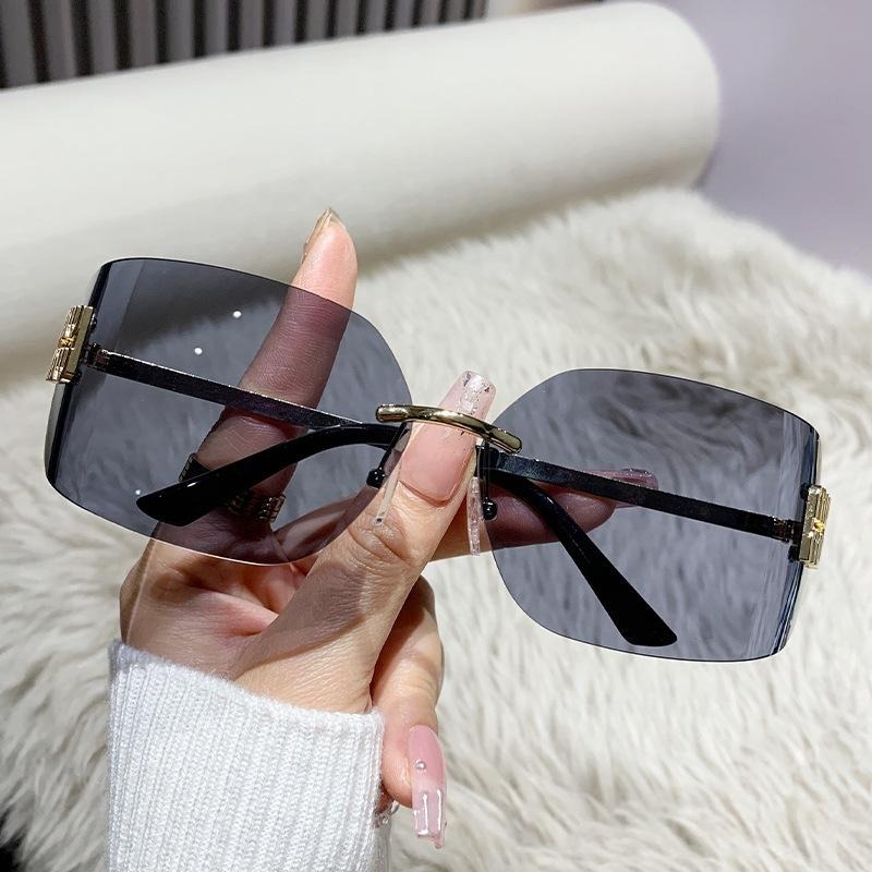新款 2025 贈送眼鏡盒 凹造型 時尚 甜酷辣妹 金屬無框 太陽眼鏡 墨鏡女 高級感 防紫外線 海邊 贈送眼鏡盒!-細節圖6