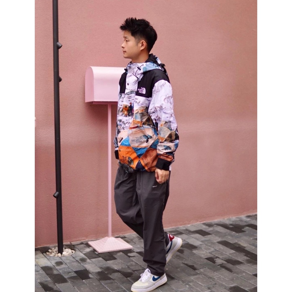 INVINCIBLE X THE NORTH FACE NUPTSE JACKET 衝鋒衣-細節圖2