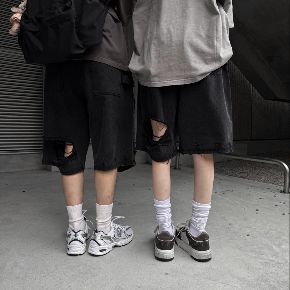 現貨 男女不拘黑系破壞七分牛仔報童褲-細節圖3