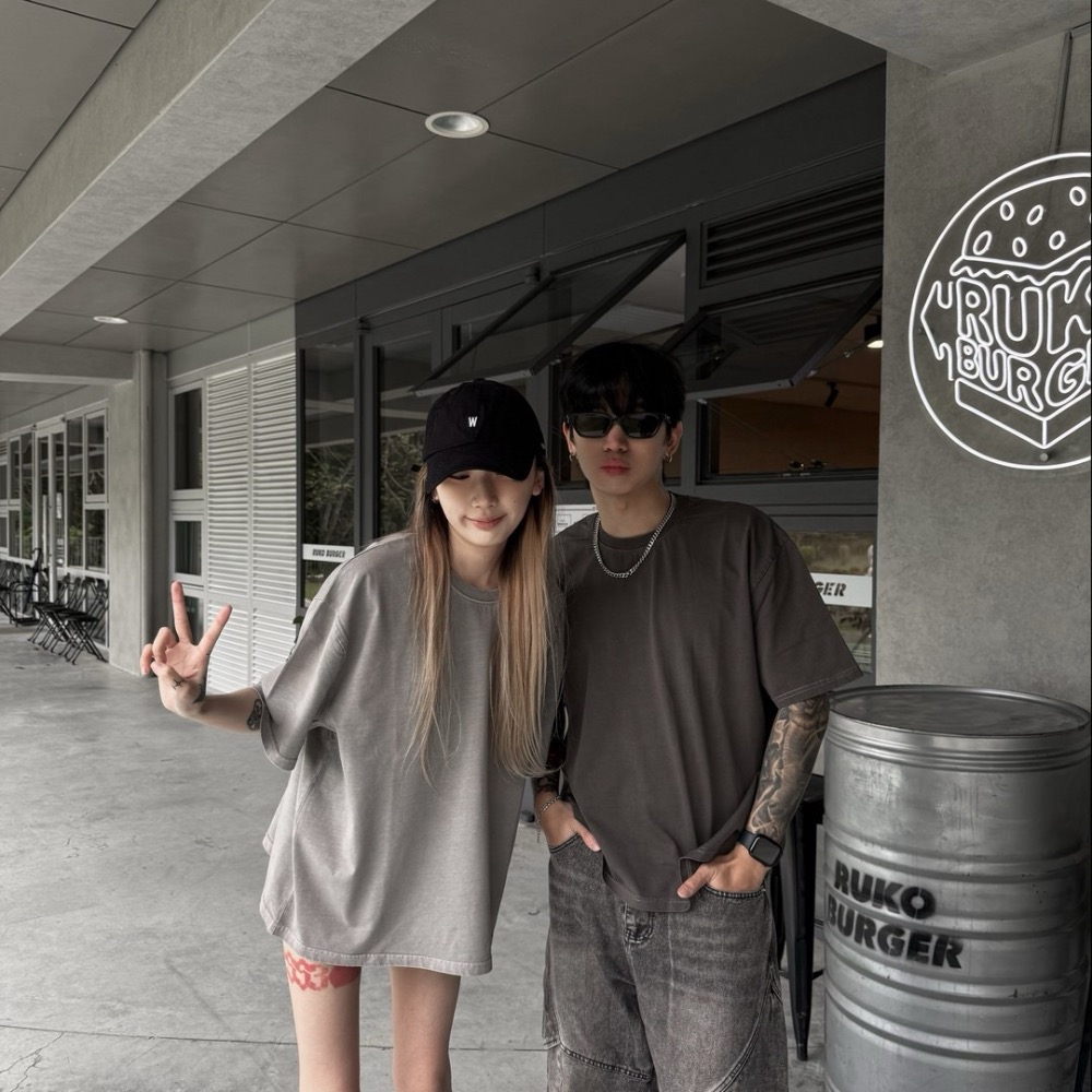 短寬版型重水洗素色百搭短TEE  顏色:深灰色/淺灰色-細節圖5