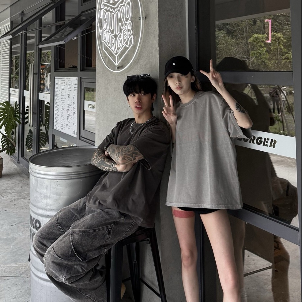 短寬版型重水洗素色百搭短TEE  顏色:深灰色/淺灰色-細節圖6