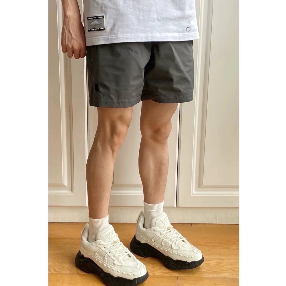 經典不敗五條槓#【基礎短褲】undefeated 經典五條槓刺繡Logo 拉鍊口袋 純色尼龍短褲 男女同款-細節圖4
