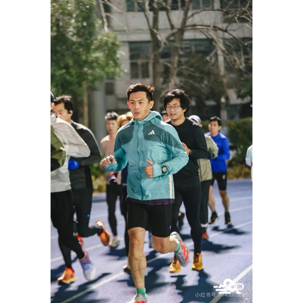 Adidas男女運動防曬連帽皮膚衣外套  手臂兩側採用阿迪經典三條槓拼接設計-細節圖4
